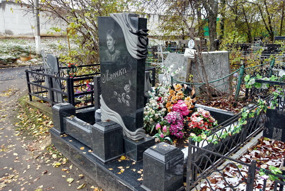 Украшенная резьбой и гравировкой обратная сторона памятника